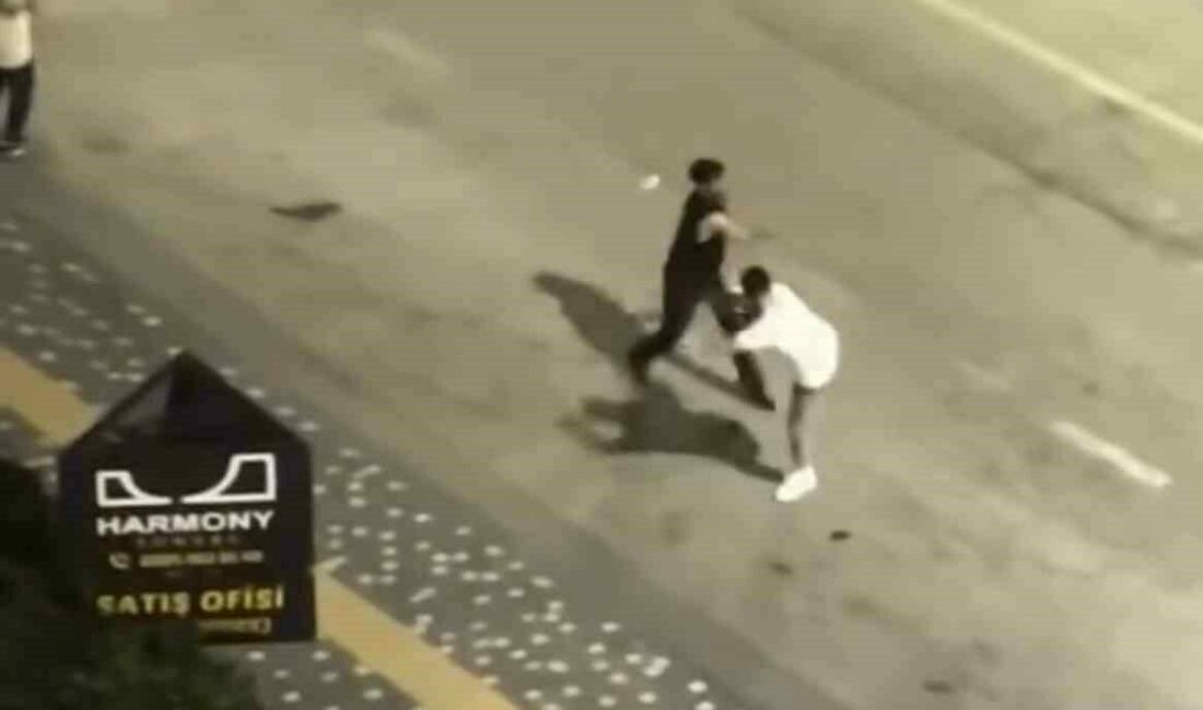 Bursa’da bıçaklı dehşet: Önce kadını yumrukla sonra yanındaki arkadaşına bıçakla bıçakla saldırdı Bursa’nın Nilüfer ilçesinde yaşanan olayda, bir şahıs önce kadını ardından