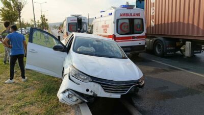 Bursa’nın İnegöl ilçesinde cip ile çarpışan otomobilin karşı şeride geçtiği