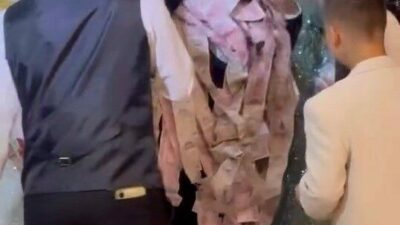Bursa’da düzenlenen bir düğünde damada bir yakını tarafından metrelerce uzunluğunda