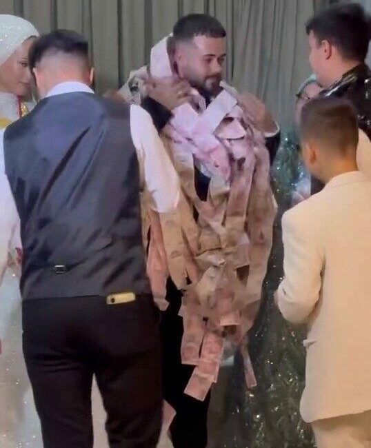 Bursa’da damadı paraya boğdular Bursa’da düzenlenen bir düğünde damada bir yakını tarafından metrelerce uzunluğunda