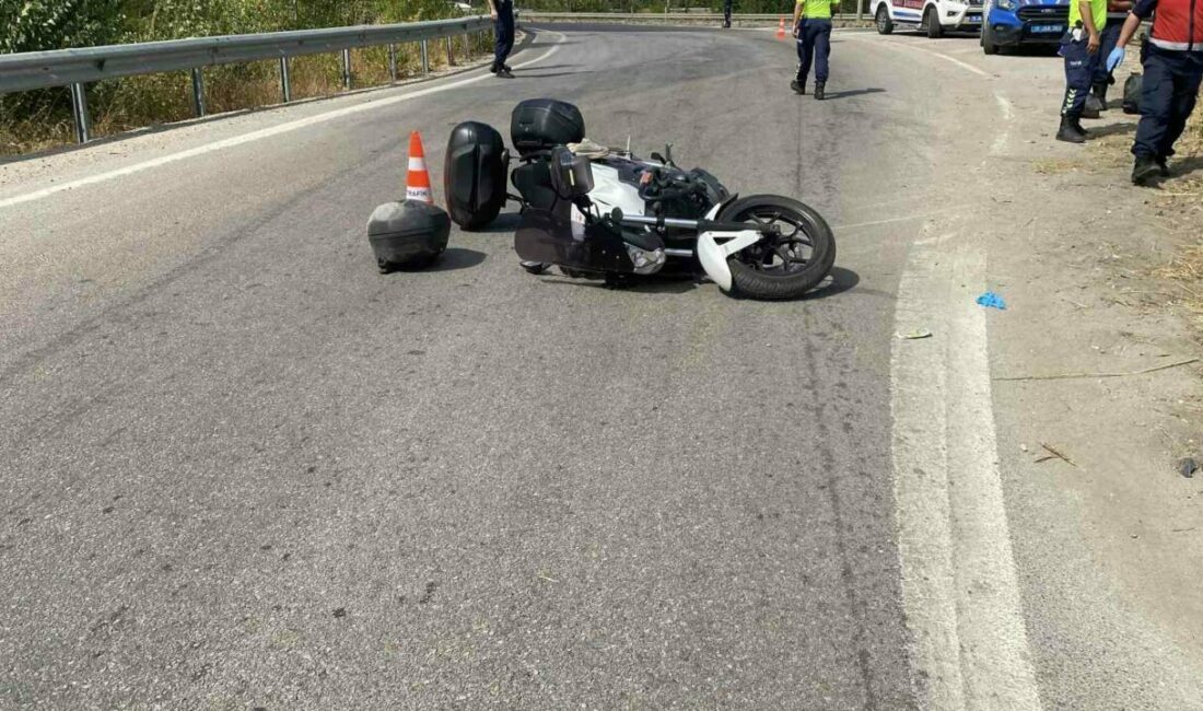 Bursa’da devrilen motosiklet bariyerlere çarptı: Baba öldü, kızı ağır yaralandı Bursa’nın İnegöl ilçesinde meydana gelen kazada kontrolden çıkan motosiklet, devrilerek