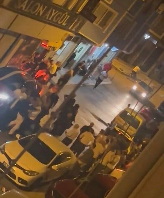 Bursa’da düğün hastanede bitti Bursa’da düğün eğlencesi, kavgaya dönüştü. Taraflar arasında çıkan çıkan kavgada