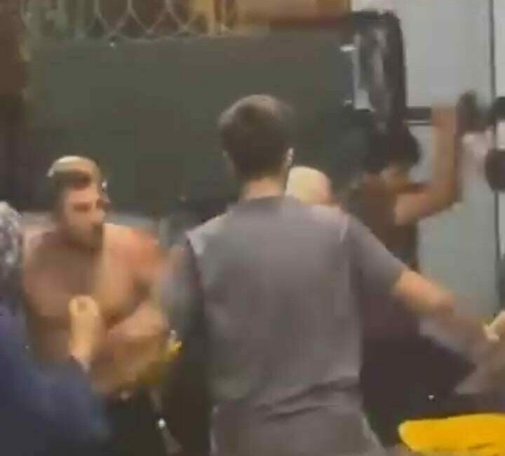 Bursa’da esnaf kavgası kamerada: Sandalyeler havada uçuştu Bursa’nın merkez Osmangazi ilçesinde iki komşu esnaf arasında çıkan tartışma