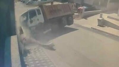 Bursa’nın İnegöl ilçesinde freni patlayan kum yüklü kamyon, sitenin duvarına