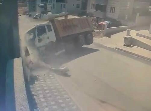 Bursa’da freni patlayan kamyon site duvarına çarptı Bursa’nın İnegöl ilçesinde freni patlayan kum yüklü kamyon, sitenin duvarına