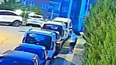 Bursa’nın Nilüfer ilçesinde akşam saatlerinde yolda yürüyen 2 genç, park