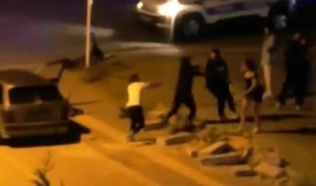 Bursa’da gençler arasında kavga: Cadde boks ringine döndü Bursa’nın Nilüfer ilçesinde gençler arasında çıkan tartışma kısa sürede kavgaya
