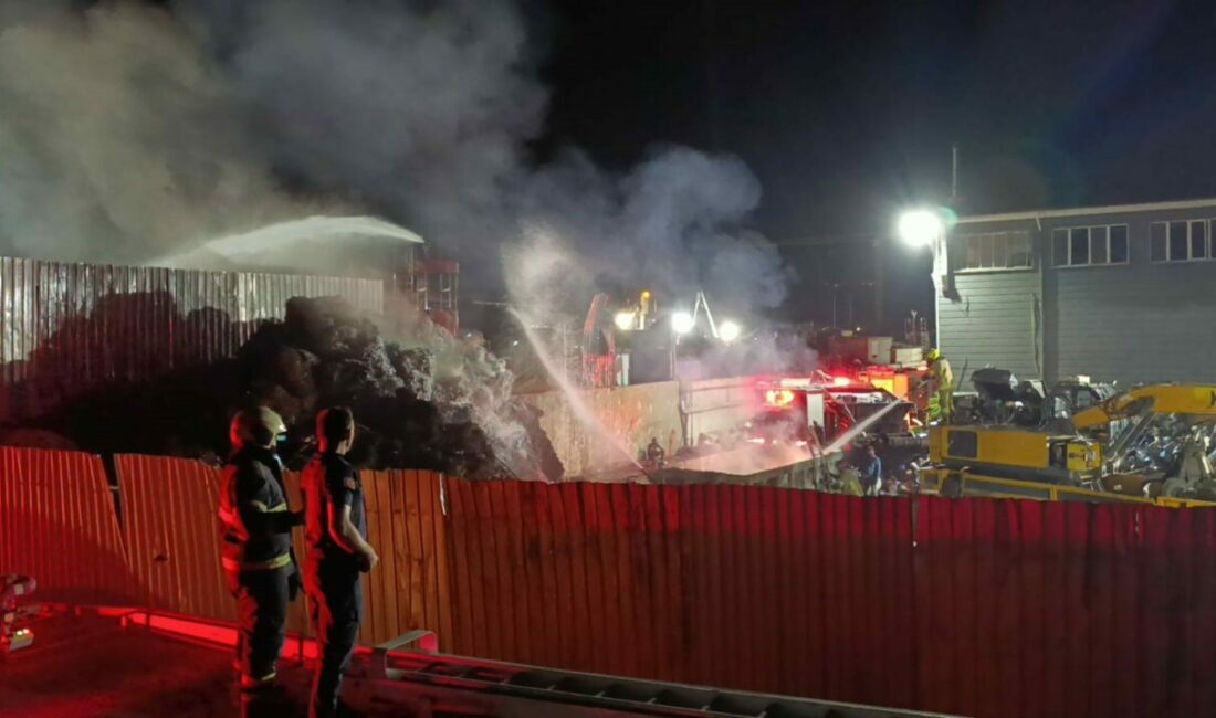 Bursa’da geri dönüşüm tesisinde yangın: 1 itfaiye eri ağır yaralandı Bursa’nın İnegöl ilçesinde geri dönüşüm tesisinde yangın çıktı. Yangın söndürme