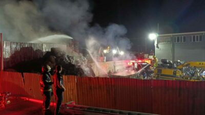 Bursa’nın İnegöl ilçesinde geri dönüşüm tesisinde yangın çıktı. Yangın söndürme