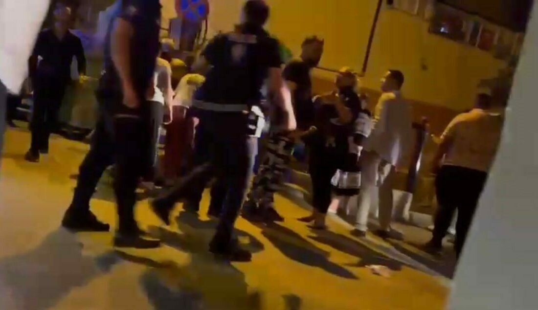 Bursa’da kadın cinayeti mahalleyi sokağa döktü Bursa’nın Yıldırım ilçesinde bir kadın, eski eşi tarafından bıçaklanarak öldürüldü.