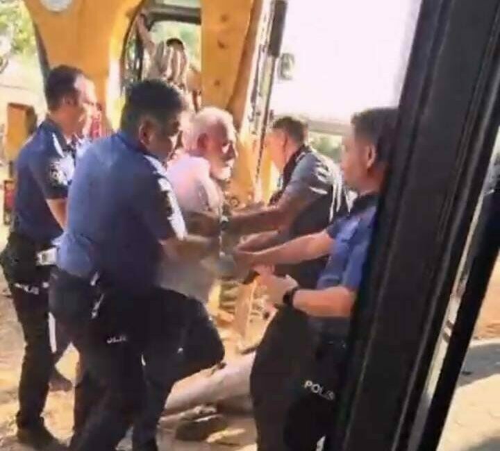 Bursa’da kafeterya yıkımında ortalık karıştı. Bir polis yaralı Bursa’nın Osmangazi ilçesi 1050 Konutlar bölgesinde kaçak yapıldığı öne sürülen