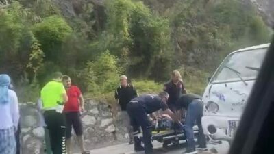 Bursa’nın Kestel ilçesinde kontrolden çıkan kamyonet, önünde aniden yavaşlayan otomobile