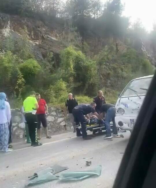 Bursa’da kamyonet otomobile çarptı: 4 yaralı Bursa’nın Kestel ilçesinde kontrolden çıkan kamyonet, önünde aniden yavaşlayan otomobile