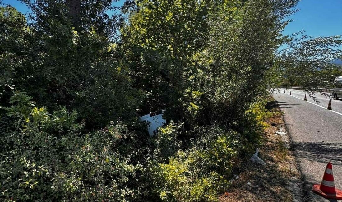 Bursa’da kontrolden çıkan minibüs şarampole yuvarlandı: 1 yaralı Bursa’nın İnegöl ilçesinde meydana gelen kazada kontrolden çıkan minibüs şarampole