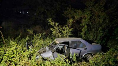 Bursa’nın İnegöl ilçesinde kontrolden çıkan otomobil şarampole uçtu. Kazada 2