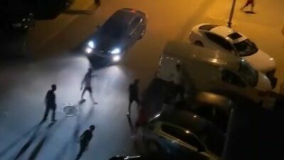 Bursa’da mahallenin gençlerinin tekme tokat bir biriyle kavgası, kameralara yansıdı.