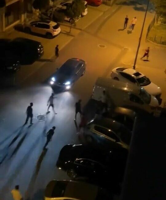 Bursa’da mahallenin gençleri bir birine girdi Bursa’da mahallenin gençlerinin tekme tokat bir biriyle kavgası, kameralara yansıdı.
