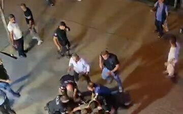 Bursa’nın Osmangazi ilçesinde giyim mağazası önünde çıkan kavgada 4 kişi