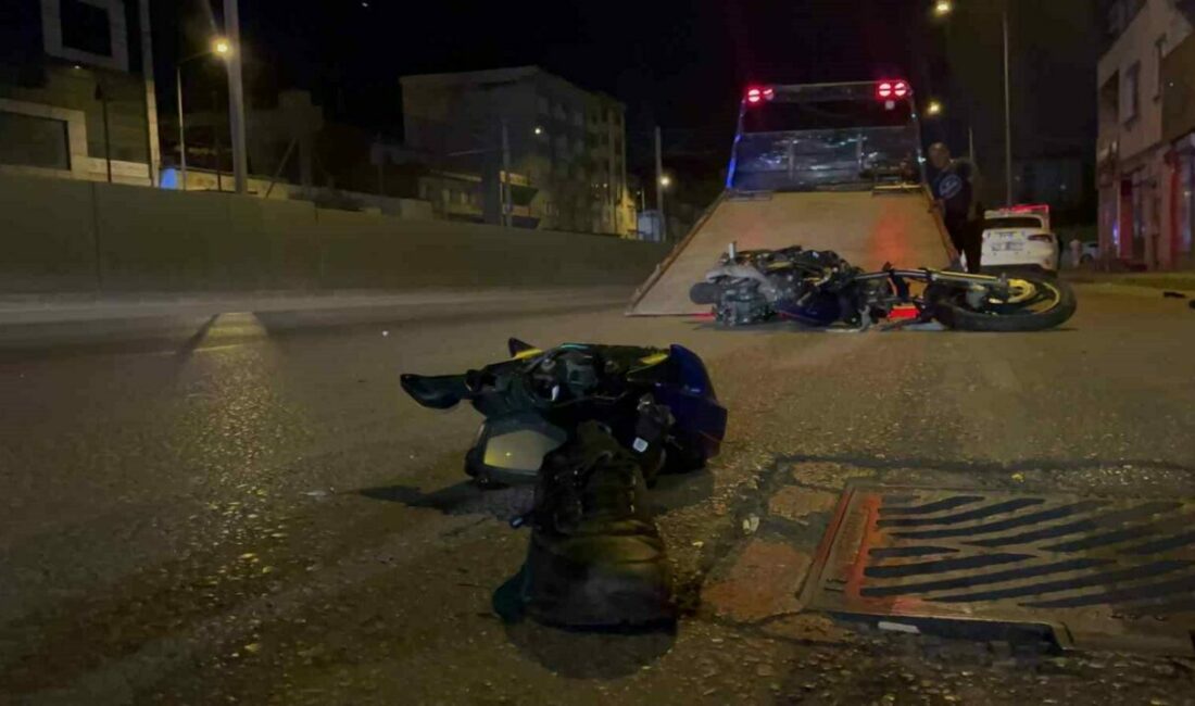 Bursa’da bir motosiklet kaldırıma ve bir işletmenin girişine çarptı. Kazada