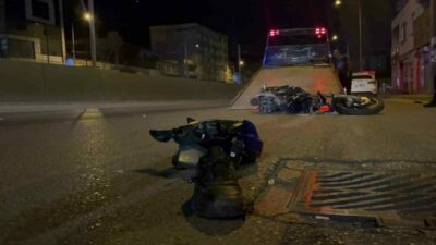 Bursa’da bir motosiklet kaldırıma ve bir işletmenin girişine çarptı. Kazada