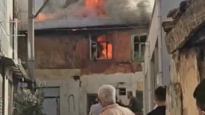 Bursa’nın Osmangazi ilçesinde çıkan yangında 2 katlı müstakil ev küle