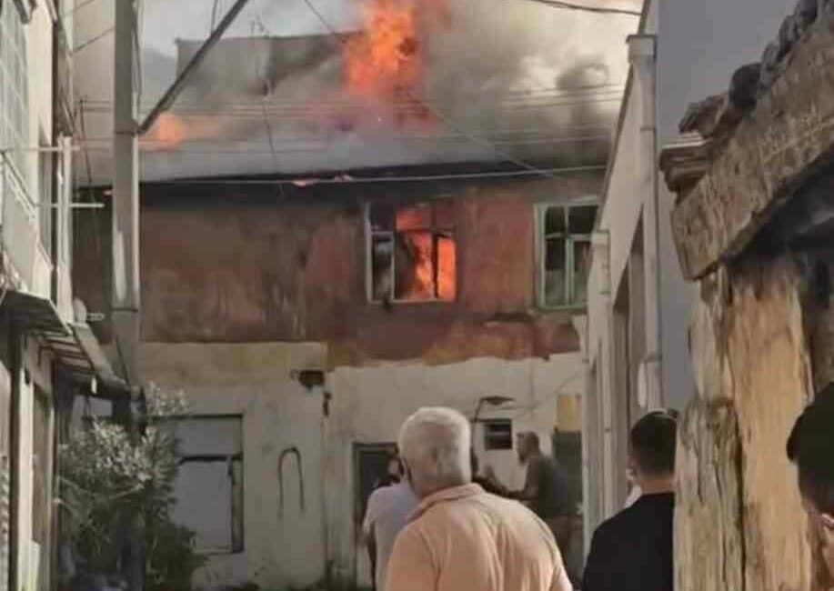 Bursa’da müstakil ev küle döndü, dumanlar kentin birçok noktasından görüldü Bursa’nın Osmangazi ilçesinde çıkan yangında 2 katlı müstakil ev küle