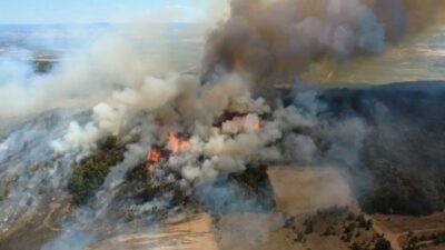 Bursa’nın Yenişehir ilçesi Fethiye Mahallesi’ndeki ormanlık alanda başlayan yangın, havadan