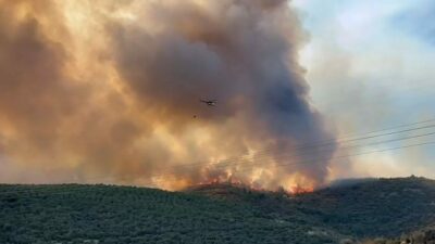 Bursa’nın Yenişehir ilçesindeki ormanlık alandaki yangına, helikopterler havadan, tanker ve