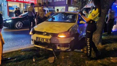 Bursa’nın İnegöl ilçesinde meydana gelen kazada kontrolden çıkan otomobil kamyonete