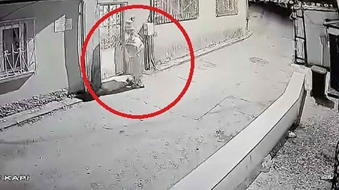 Bursa’da palyaço kıyafetli şahıs gözaltına alındı Bursa’da sokakta oynayan çocukları kovaladığı iddia edilen palyaço kıyafetli şahıs