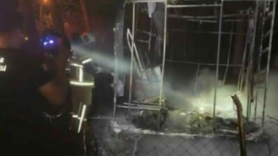 Bursa’nın İznik ilçesinde sahil kenarında park halinde bulunan bir karavan;