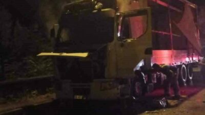 Bursa’nın İnegöl ilçesinde park halindeki TIR alev alev yandı. Yangın