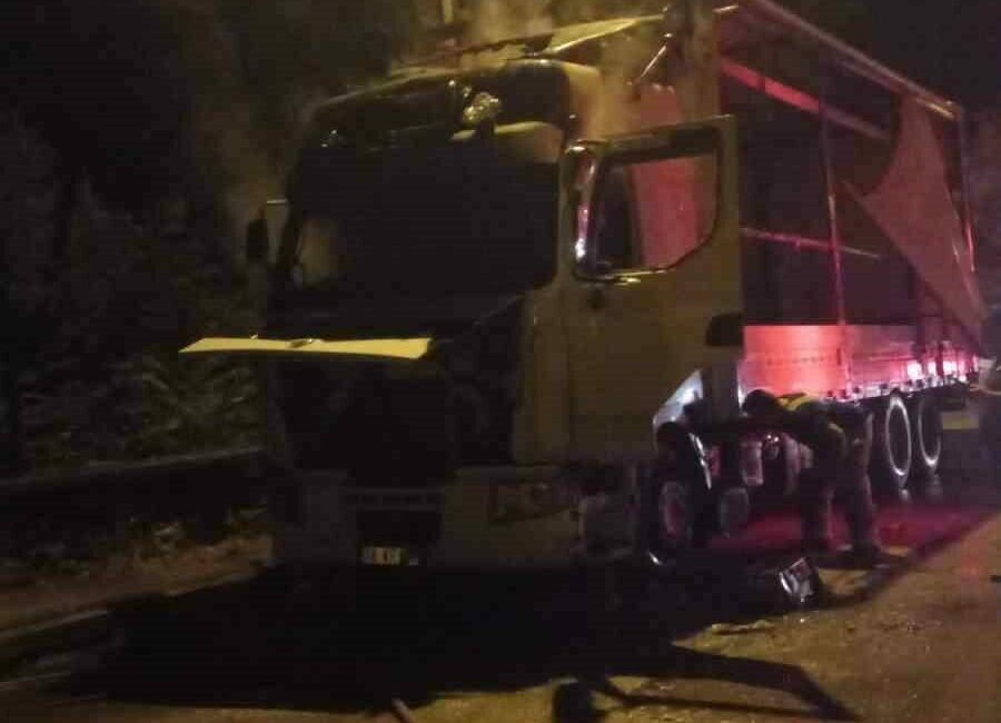 Bursa’da park halindeki tır alev alev yandı Bursa’nın İnegöl ilçesinde park halindeki TIR alev alev yandı. Yangın