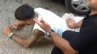 BURSA (İHA) – Bursa’da iki saldırgan, pazardan evine dönen husumetlilerine