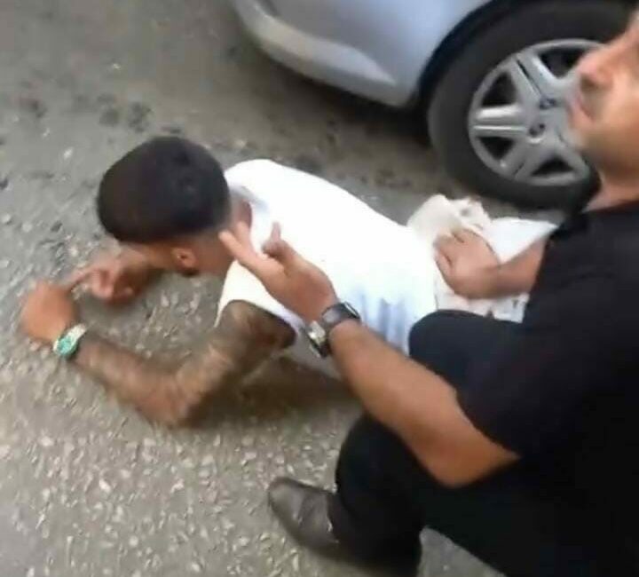 BURSA (İHA) – Bursa’da iki saldırgan, pazardan evine dönen husumetlilerine