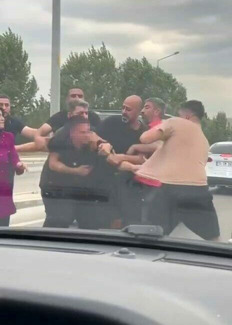 Bursa’da yol verme kavgası kamerada: Vatandaşlar zor ayırdı Bursa’da trafikte yol verme meselesi yüzünden başlayan tartışma kısa sürede