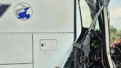 Bursa’nın İnegöl ilçesinde tır ile yolcu otobüsü kaza yaptı. Kazada