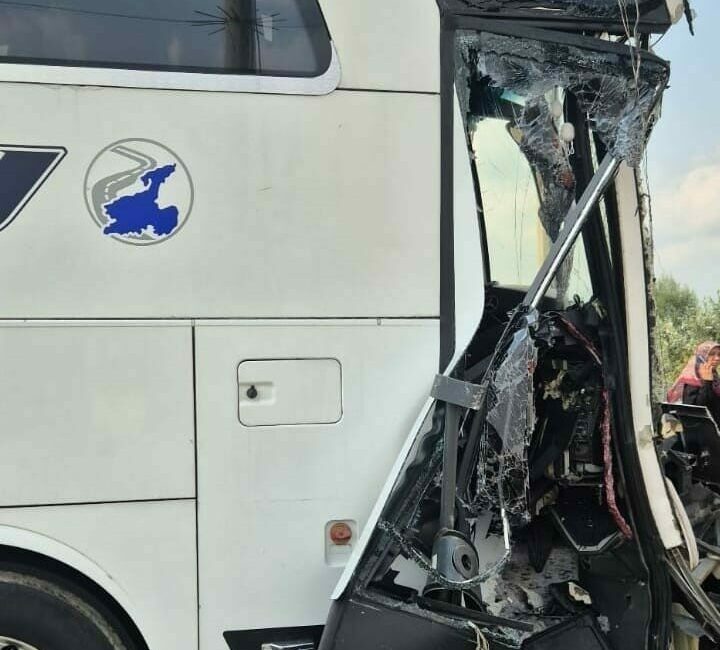 Bursa’da yolcu otobüsü ile tır çarpıştı Bursa’nın İnegöl ilçesinde tır ile yolcu otobüsü kaza yaptı. Kazada