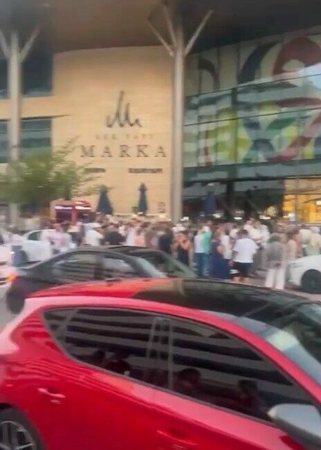 Bursa’daki AVM’lerde deprem paniği Balıkesir’de meydana gelen 6,1 şiddetindeki deprem Bursa’daki AVM’leri de vurdu.