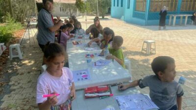 Bursa’nın Gürsu ilçesinde orman yangınından etkilenen Karahıdır Mahallesi’ndeki çocuklar griye
