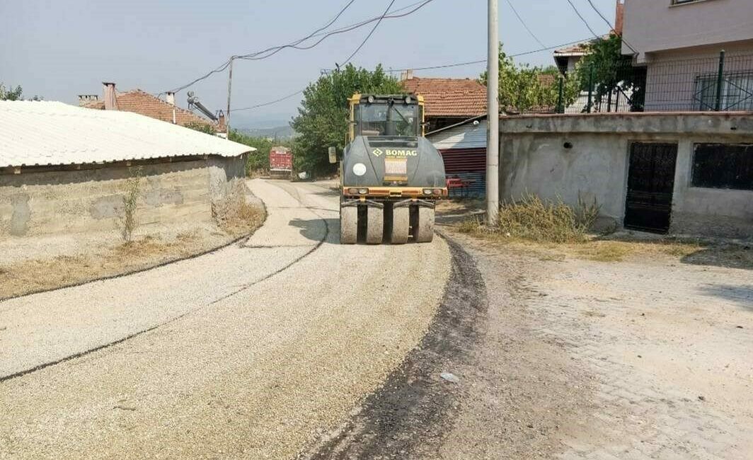 Bursa’nın dağ ilçelerinin yollarına Büyükşehir imzası Bursa Büyükşehir Belediyesi, dağ ilçelerinde yolları yenileyerek, ulaşımı konfora kavuşturuyor.