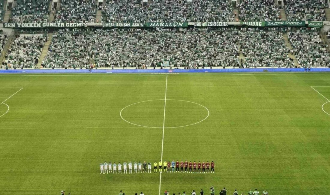 Bursaspor Eskişehirspor maçında orman şehitleri anıldı Eskişehir ve Bursa’daki orman yangınlarında hayatını kaybeden orman şehitleri için