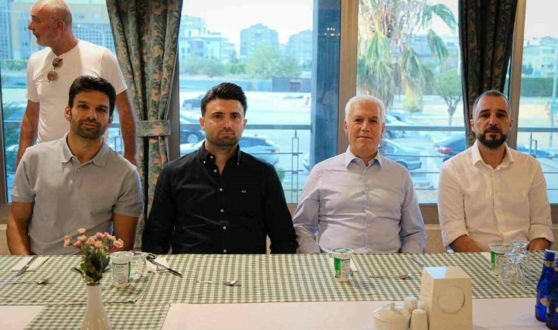 Büyükşehir Belediye Başkanı Mustafa Bozbey’den Bursaspor’a ziyaret Bursa Büyükşehir Belediye Başkanı Mustafa Bozbey, Başkan Enes Çelik ve