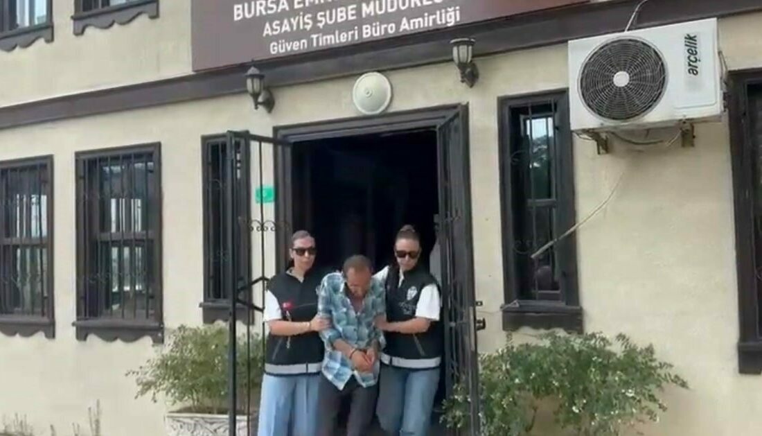 Cadde üzerindeki hırsızlık kamerada: Polis, o şüpheliye geçit vermedi Bursa’da, cadde üzerinde yürüyen bir kişinin cebinden cüzdanını çalan yankesici,