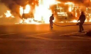 Bursa’nın İznik ilçesinde çamaşır makinesi yüklü tır, alev alev yandı.