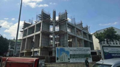 Bursa’nın Orhangazi ilçesinde cami inşaatında çalışan işçi, 10 metre yükseklikten