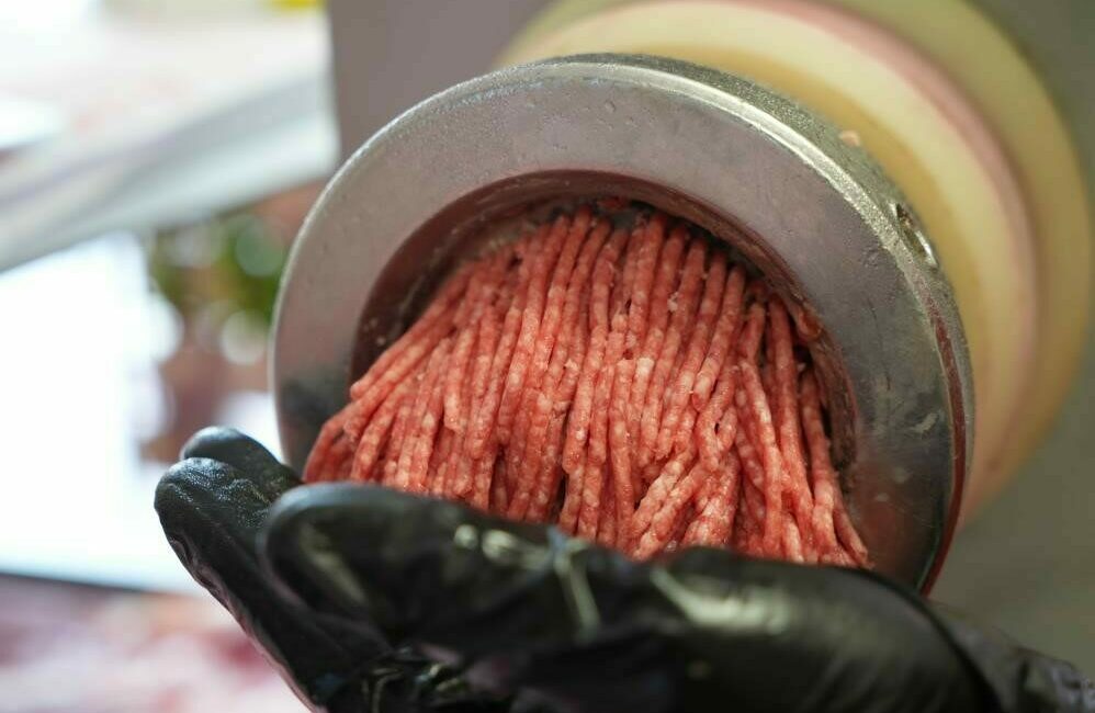 Cezalara rağmen kırmızı et ürünlerinde sahtecilik sürüyor Türkiye’de uygulanan cezalar ve yaptırımlara rağmen halen kırmızı et kıyması,