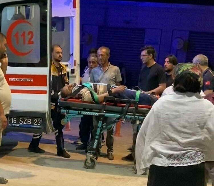 Devrilen traktörün sürücüsü ağır yaralandı Bursa’nın İnegöl ilçesinde devrilen traktörün sürücüsü ağır yaralandı. Kaza saat