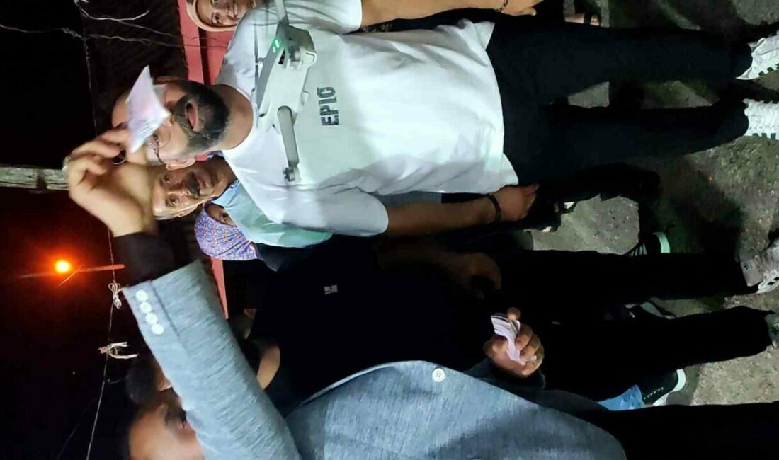 Halay çektiği esnada kendisini görüntüleyen drona para takmak isteyen düğün