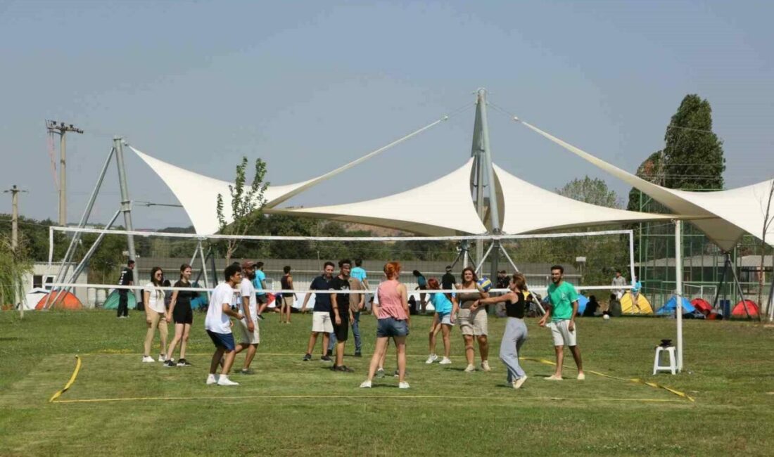 Dünya gençleri Fadıllı’da buluştu Nilüfer’in doğal güzelliklerine sahip Fadıllı Havacılık ve Doğa Sporları Tesisi’nde,